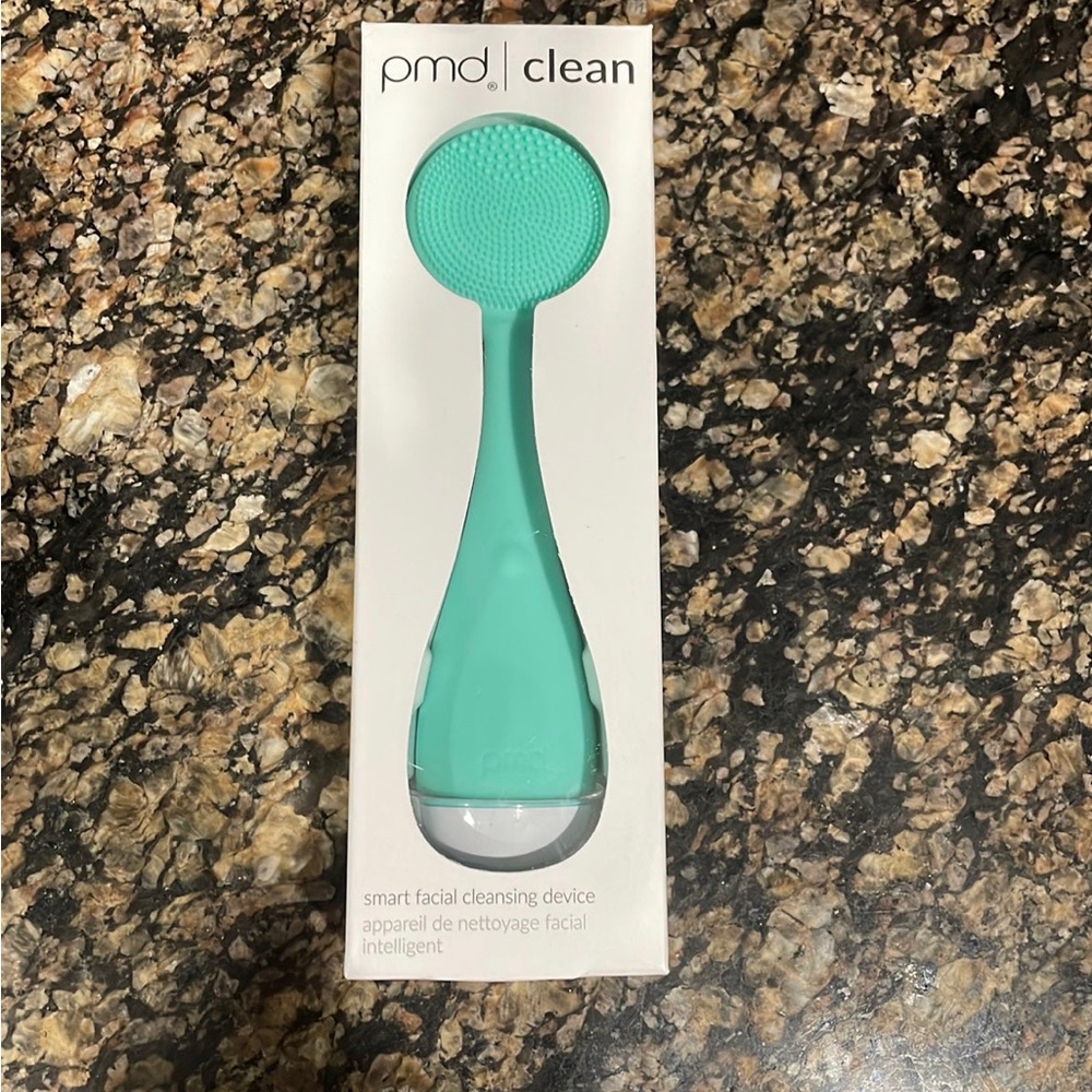 Smart facial cleaning device